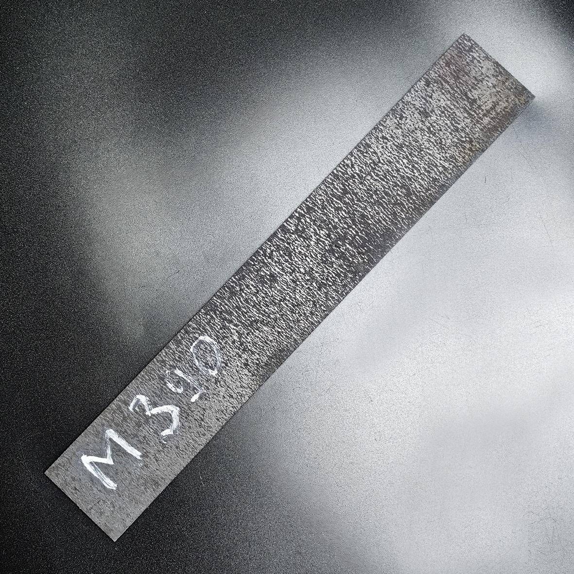 Заготовка для ножа из стали М-390 размеры: 250х30х5,3 мм